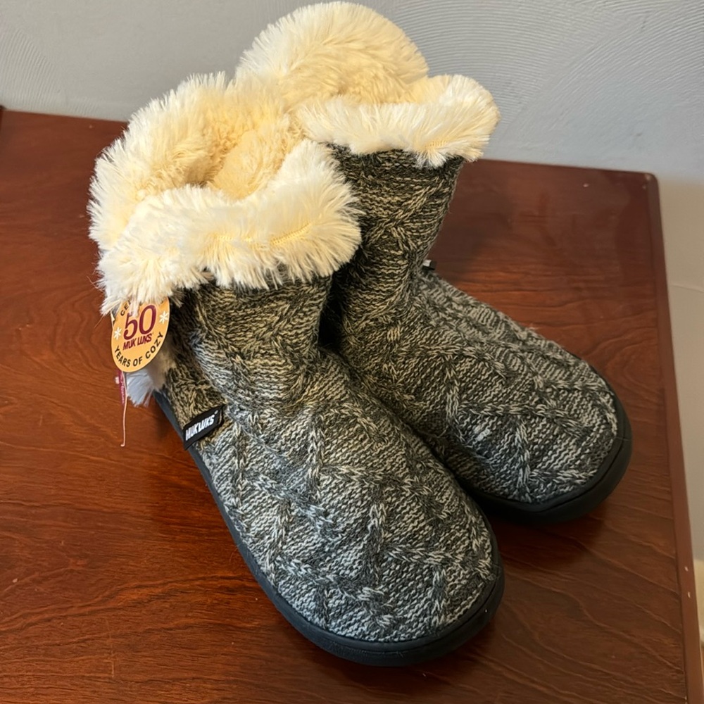 NWT Muk Luks woman’s slippers 7/8